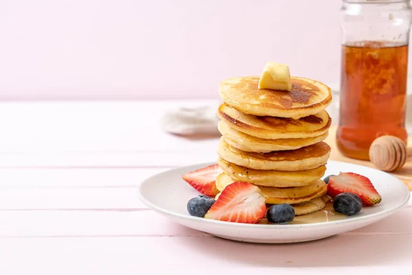 バター イチゴ ブルーベリー 蜂蜜とパンケーキ — ストック写真