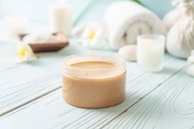 Ahşap zemin üzerine kurulmuş kaplıca tedavileri - Güzellik konsepti