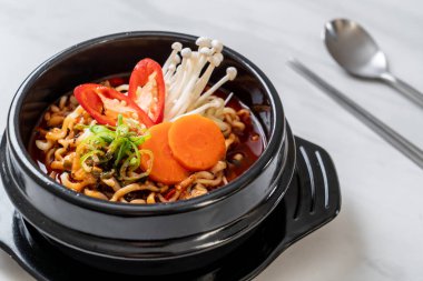 siyah kase - Kore yemeği stili Korece anlık erişte