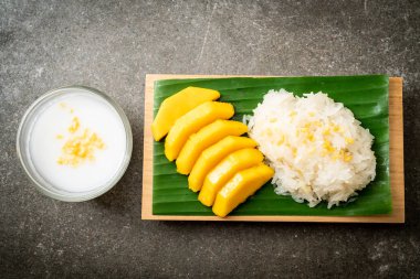 Yapışkan pirinçli mango - Tayland 'ın popüler geleneksel tatlısı