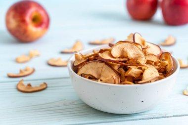 Ahşap arka planda kesilmiş ev yapımı organik elma.