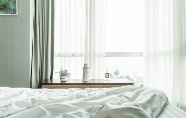 perde ve pencere dağınık yatak (yatak görünümünden)