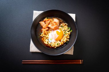 Kimchi ve yumurta - Korece ramen tarzı ile Kore anlık erişte