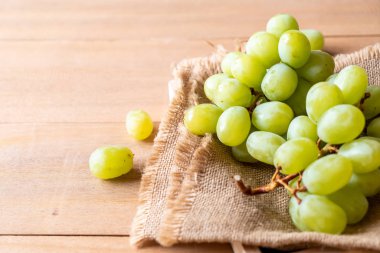 ahşap arka plan üzerinde taze yeşil üzüm