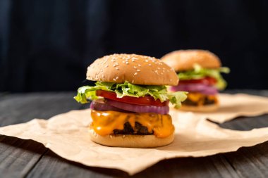 taze lezzetli biftek burger peynir ve patates kızartması ahşap arka plan üzerinde