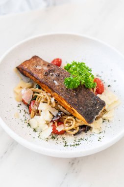 tavada kızartılmış sarımsak spagetti somon ile