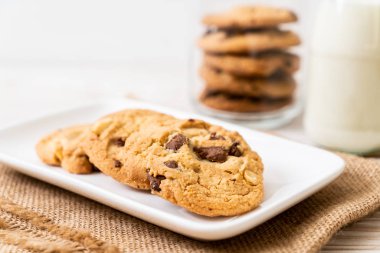 ahşap zemin üzerine çikolata parçaları ile tanımlama