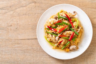 Karıştırılmış kalamar ya da tuzlu yumurtalı ahtapot - Asya deniz ürünleri tarzı