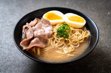 domuz eti ve yumurta - Japon tarzı ile TONKOTSU ramen erişte