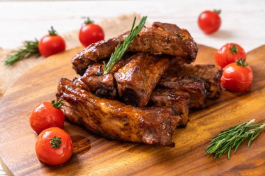 Biberiye ve domatesli ızgara pirzola.