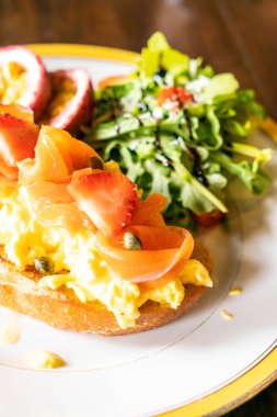 kek yumurta salatası tost ile somon füme