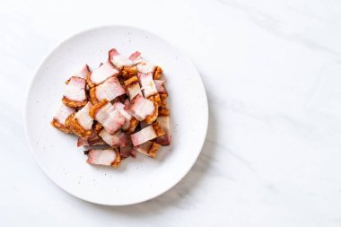 Kıtır kıtır domuz eti mi yoksa kızarmış domuz eti mi?