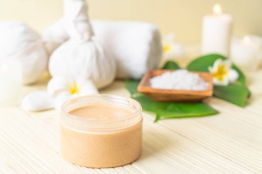 Ahşap zemin üzerine kurulmuş kaplıca tedavileri - Güzellik konsepti