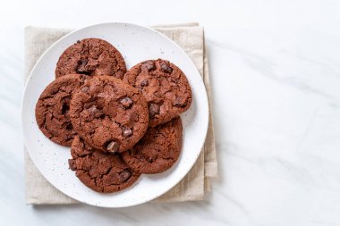 Çikolata parçalı siyah çikolatalı kurabiye.