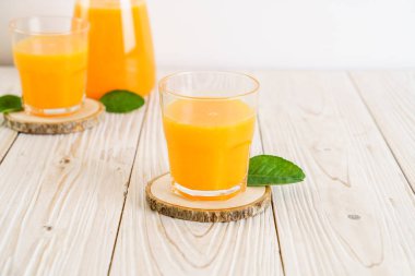 Ahşap arka plan - sağlıklı içecek üzerinde taze portakal suyu