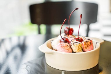 pişmiş hatmi ve dondurma kase ile çikolatalı kek