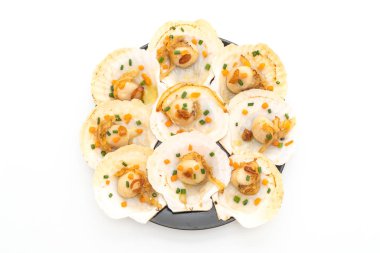 tereyağı ve beyaz arka plan üzerinde izole sarımsak ile ızgara tarak shell