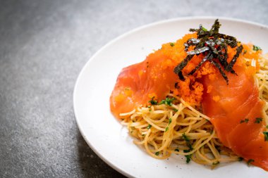 spagetti ile füme somon ve karides yumurta - füzyon gıda tarzı