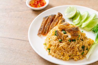 gevrek gurami balığı - Asya gıda tarzı ile kızarmış pilav