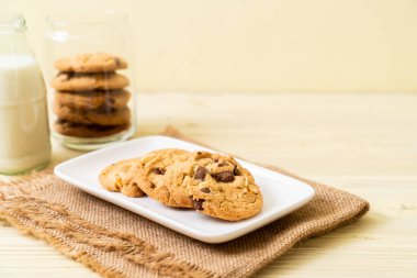 ahşap zemin üzerine çikolata parçaları ile tanımlama