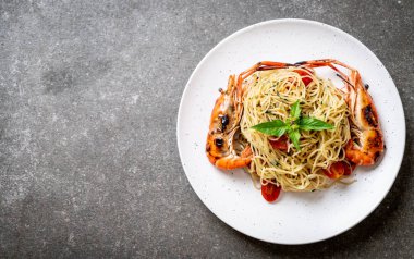 ızgara karides ve domates - İtalyan Füzyon gıda tarzı ile tavada kızartılmış spagetti