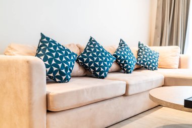 Oturma odasındaki kanepe dekorasyonunda yastık.