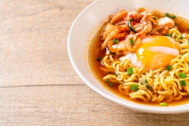 Kimchi ve yumurta - Korece ramen tarzı ile Kore anlık erişte