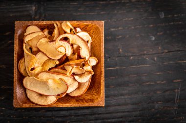 Ahşap arka planda kesilmiş ev yapımı organik elma.