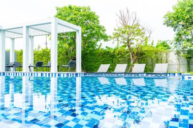 Otel ve tatil seyahat ve tatil için açık yüzme havuzunda havuzuyla yatak