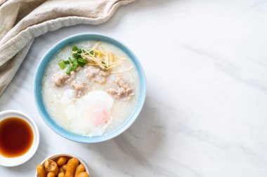 Kase içinde kıymalı pirinç lapası Asya usulü kahvaltı.