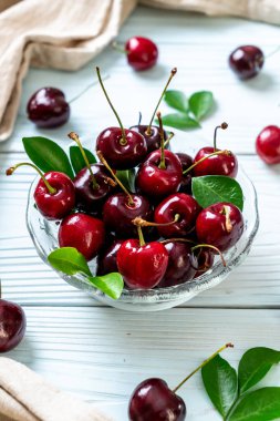 Ahşap arka planda taze kirazlar
