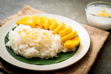Yapışkan pirinçli mango - Tayland 'ın popüler geleneksel tatlısı
