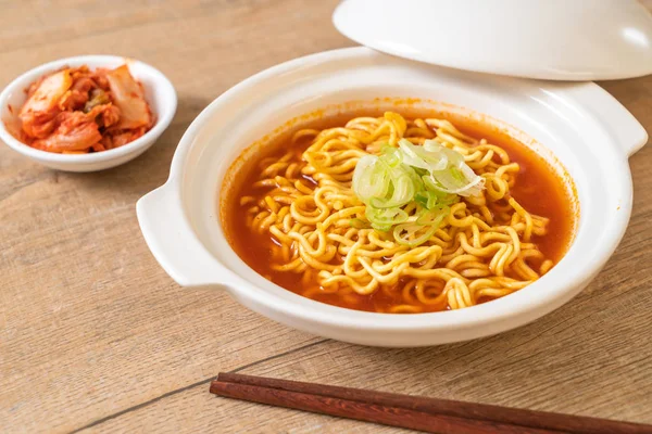 キムチ 韓国料理スタイル韓国ピリ辛ラーメン — ストック写真