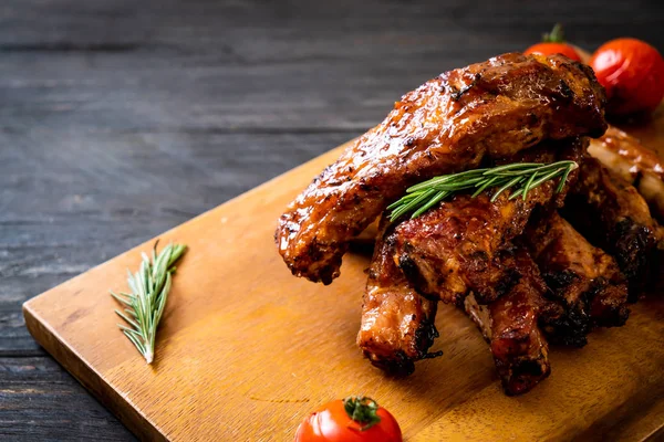 Biberiye ve domatesli ızgara pirzola.