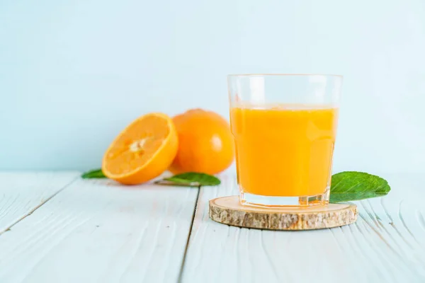 Свежий Апельсиновый Сок Фоне Дерева Здоровый Напиток — стоковое фото