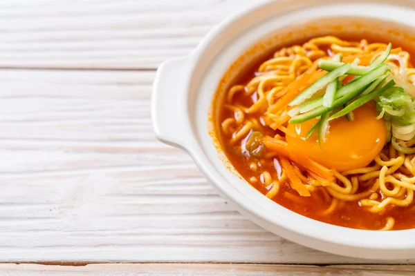 Mie Instan Pedas Korea Dengan Telur Sayuran Dan Kimchi Gaya — Stok Foto