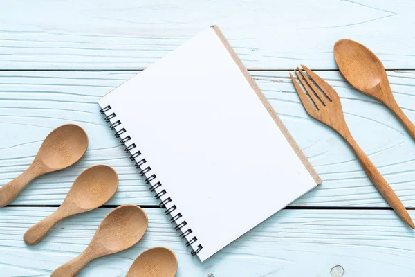 Cuaderno Blanco Para Nota Texto Superficie Madera Cuchara Madera Tenedor — Foto de Stock