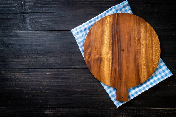 Пустая Резка Деревянной Доски Кухонной Тканью Деревянном Фоне — стоковое фото