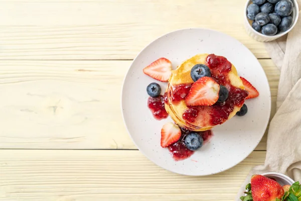 Pannenkoek Met Aardbeien Bosbessen Berry Saus — Stockfoto