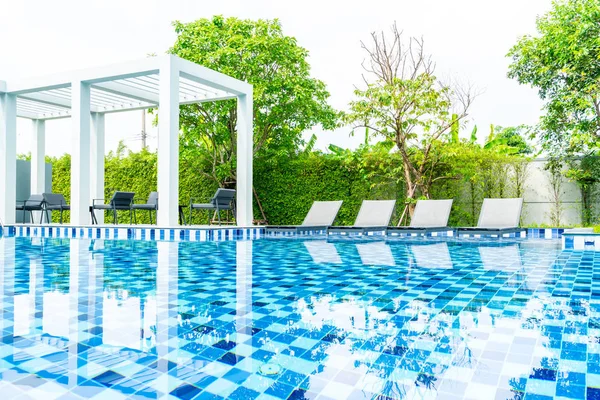 Otel ve tatil seyahat ve tatil için açık yüzme havuzunda havuzuyla yatak