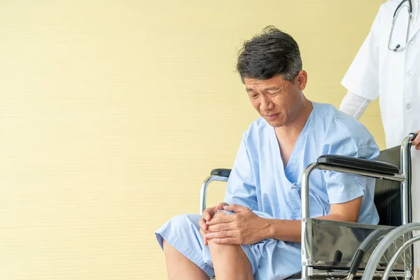 Aziatische Senior Patiënt Rolstoel Met Kniepijn Selectieve Aandacht Wijs — Stockfoto
