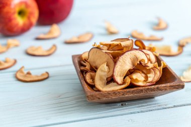 Ahşap arka planda kesilmiş ev yapımı organik elma.