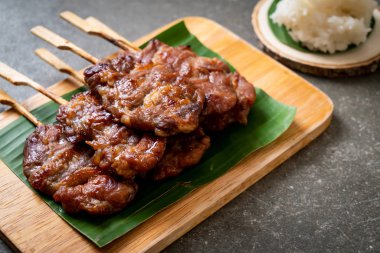 Beyaz pilavlı ızgara süt domuzu. Tayland sokak yemeği tarzı.
