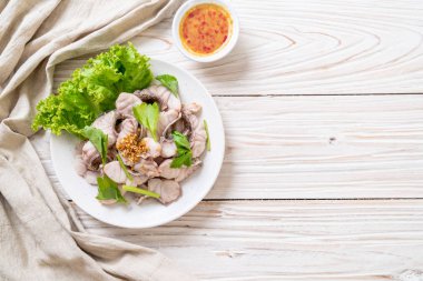 Soslu ve sebzeli haşlanmış balık sosu.