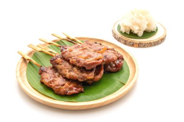 Beyaz arka planda beyaz yapışkan pirinç ile ızgara süt domuzu.