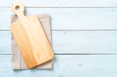ahşap arka plan üzerinde mutfak bezle ahşap tahta boş kesme