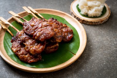 Beyaz pilavlı ızgara süt domuzu. Tayland sokak yemeği tarzı.
