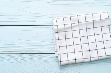 mutfak bezi (peçete) kopya alanı mavi ahşap zemin üzerine