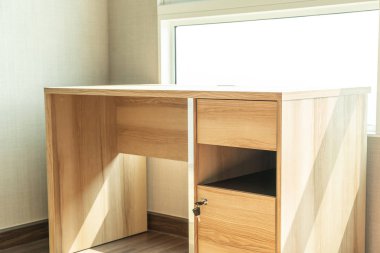 Oda iç pencere ile boş çalışma tablosu