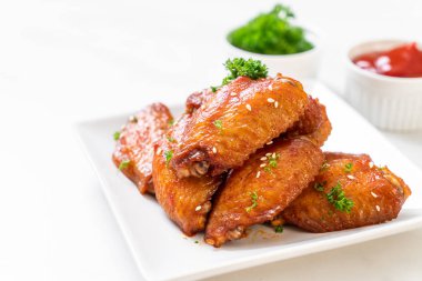 Beyaz susamlı ızgara tavuk kanadı.